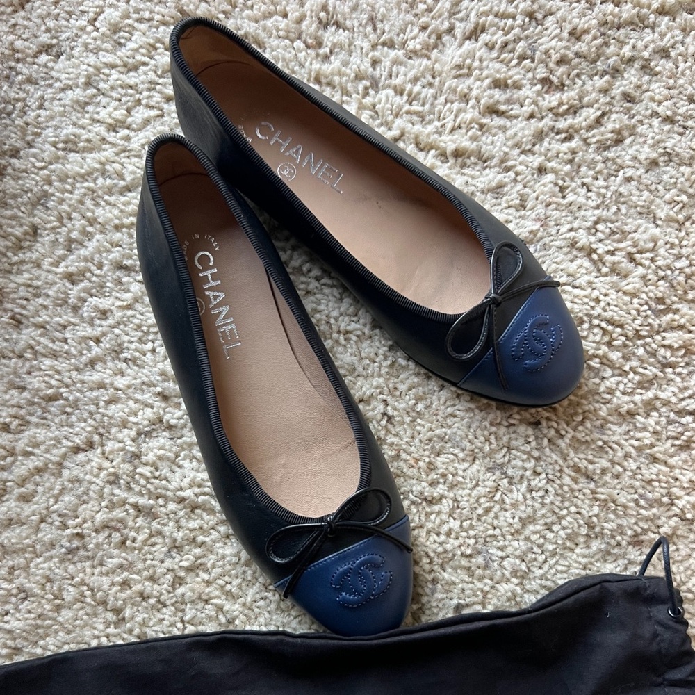 Chanel navy and black flats 38.5 / US 7.5